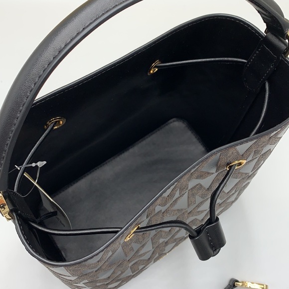 MICHAEL KORS SURI MEDIUM BUCKET MESSENGER BAG BROWN/BLACK SIGNATURE - Picture 11 of 16